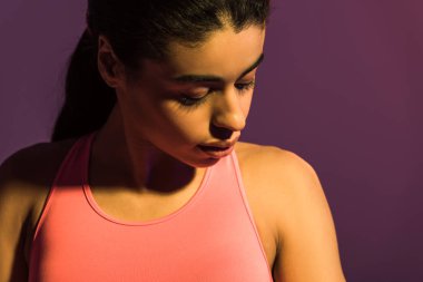 pembe spor sütyen güzel afro-amerikan kız mor izole aşağı bakıyor