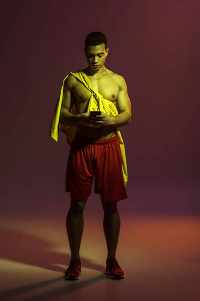 Schöner Gemischter Raxe Mann Roten Shorts Und Turnschuhen Mit Smartphone — Stockfoto