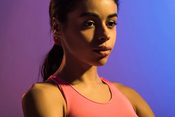 Schöne Junge Afrikanisch Amerikanische Frau Auf Lila Und Blauen Farbverlauf — Stockfoto