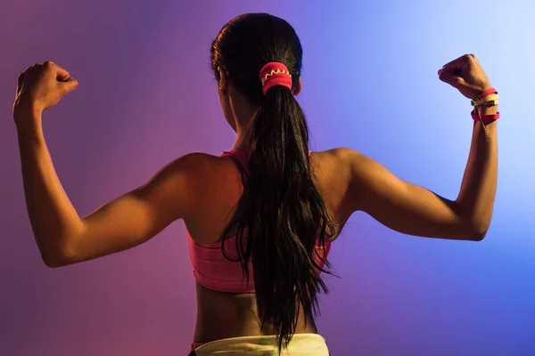 Вид Сзади Атлетичной Африканской Девушки Фиолетовом Синем Фоне — стоковое фото