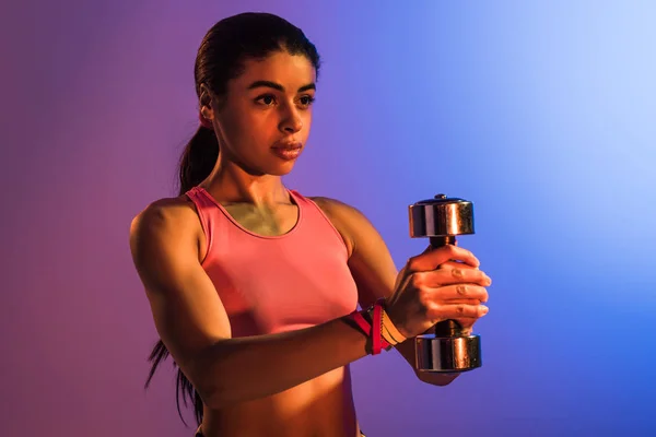 Pembe Spor Sütyen Mor Mavi Degrade Arka Plan Üzerinde Dumbbell — Stok fotoğraf