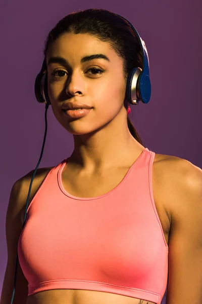 Hermosa Afroamericana Chica Rosa Deportes Sujetador Auriculares Mirando Cámara Aislada — Foto de Stock