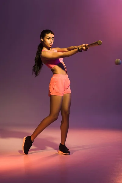 Atractivo Deportivo Africano Americano Chica Jugando Béisbol Púrpura Fondo — Foto de Stock