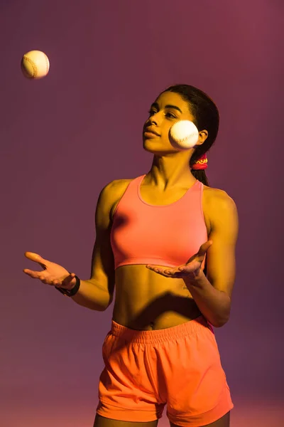 Smiling African American Girl Pink Sports Bra Shorts Juggle Balls — Stock Photo, Image