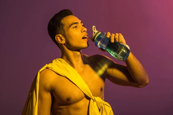 Good Looking Sportive Mixed Race Man Drinking Sport Bottle Purple — Stock Photo, Image