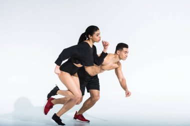 beyaz arka plan üzerinde çalışan siyah spor giyim sportif çok kültürlü kadın ve erkek