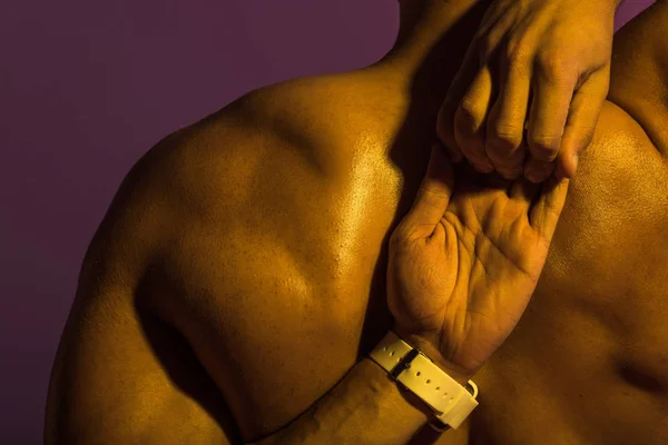 紫色で隔離された筋肉の胴体ストレッチを持つ運動男のバックビュー — ストック写真