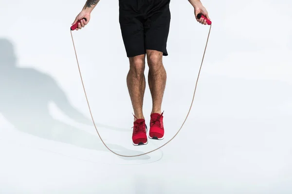 Частковий Вигляд Людини Чорних Шортах Червоних Кросівок Стрибки Пропусканням Мотузки — стокове фото