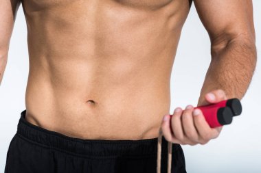 beyaz atlama ipi tutan kas gövde ile adamın seçici odak