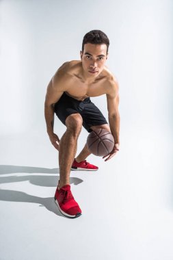 beyaz top oynayan kırmızı spor ayakkabıiyi görünümlü sportif karışık yarış adam
