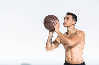 yakışıklı atletik karışık yarış adam beyaz arka plan üzerinde top oynuyor