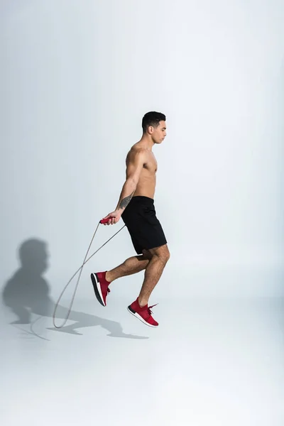 Seitenansicht Von Mixed Race Mann Schwarzen Shorts Und Roten Turnschuhen — Stockfoto