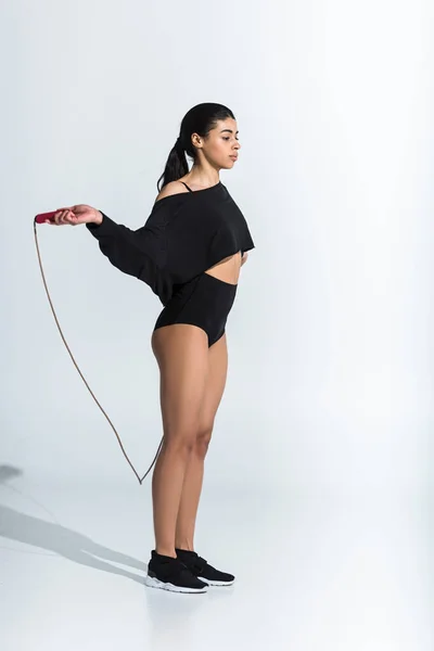 Atractiva Mujer Afroamericana Ropa Deportiva Negra Zapatillas Entrenamiento Con Cuerda —  Fotos de Stock