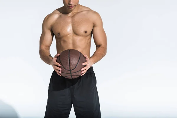Vista Ritagliata Dell Uomo Atletico Con Busto Muscolare Che Tiene — Foto Stock