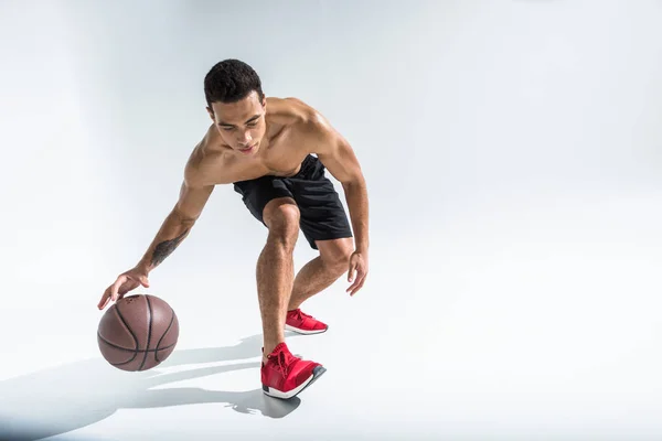 Goed Uitziende Sportieve Mixed Race Man Rode Sneakers Playing Ball — Stockfoto
