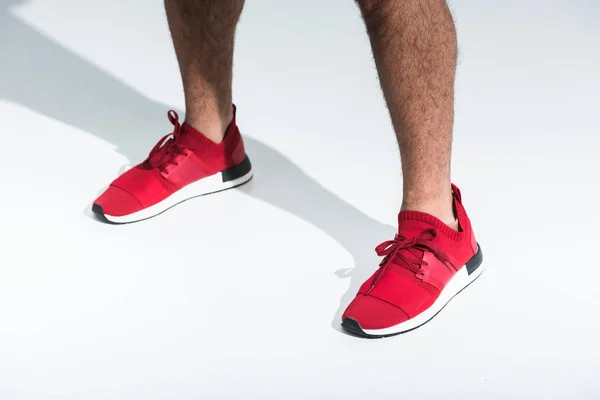 Vista Ritagliata Uomo Sportivo Scarpe Ginnastica Rosse Sfondo Bianco — Foto Stock