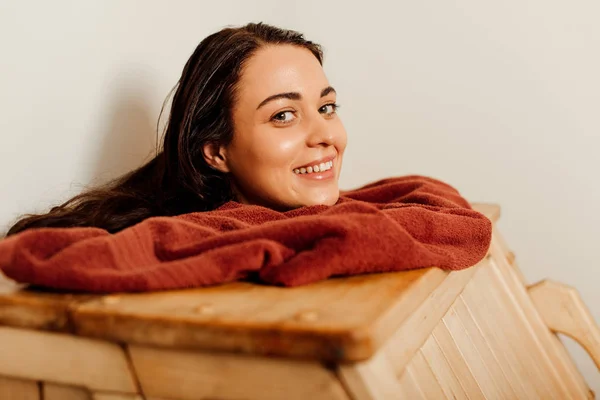 Усміхнена Жінка Приймає Парову Ванну Спа Центрі — стокове фото