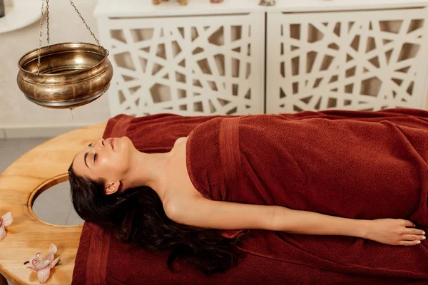 Relaxed Young Woman Lying Shirodhara Vessel Ayurvedic Procedure — Stock Photo, Image