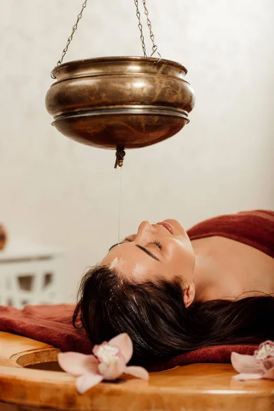 Relaxed Young Woman Lying Shirodhara Vessel Ayurvedic Procedure — Stock Photo, Image