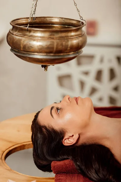 Femeie Tânără Relaxată Situată Sub Vasul Shirodhara Timpul Procedurii Ayurvedice — Fotografie, imagine de stoc