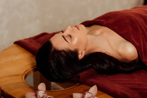 Mulher Relaxada Deitada Com Olhos Fechados Sob Toalha Mesa Massagem — Fotografia de Stock