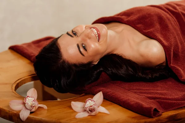 Sorrindo Jovem Deitado Sob Toalha Mesa Massagem — Fotografia de Stock