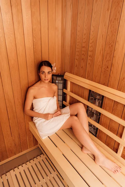 Visão Alto Ângulo Mulher Toalha Sauna — Fotografia de Stock