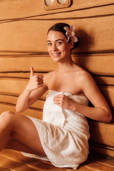 Smiling Woman Towel Showing Thumb Sauna — Stock Photo, Image