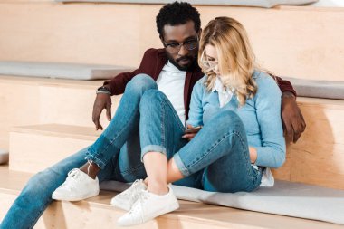 dershanede akıllı telefon ile iki çok kültürlü öğrenci