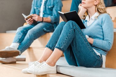 dershanede not defterleri ile kot pantolon öğrencilerin kısmi görünümü