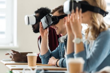 üniversitede vr kulaklıklar kullanarak çok ırklı öğrencilerin seçici odak