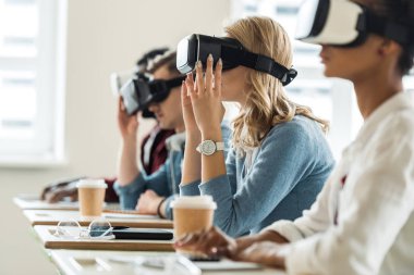 üniversitede vr kulaklıklar kullanarak çok ırklı öğrencilerin seçici odak
