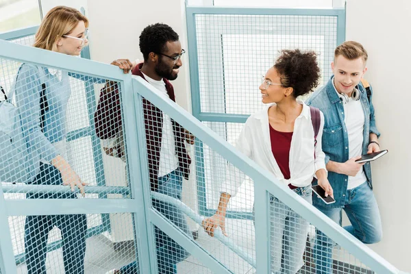 Vier Lächelnde Multikulturelle Studenten Mit Rucksäcken Auf Der Treppe Der — Stockfoto