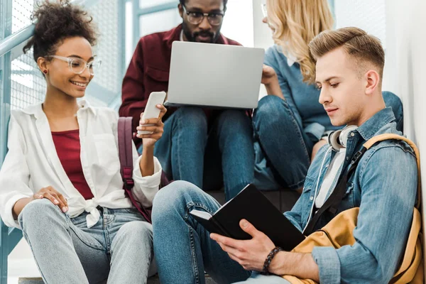 Fyra Leende Multietniska Studenter Med Hjälp Laptop Och Smartphone College — Stockfoto