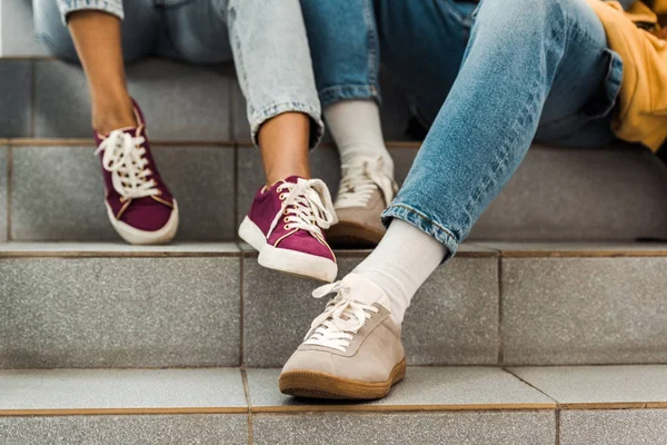 Gedeeltelijke Weergave Van Twee Personen Jeans Zittend Trappen — Stockfoto