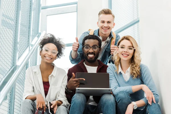 Gruppo Studenti Multiculturali Sorridenti Con Laptop Che Mostrano Pollici Alto — Foto Stock