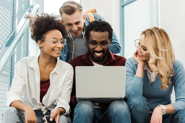 Grupo Estudiantes Multiculturales Sonrientes Con Portátil Universidad — Foto de Stock