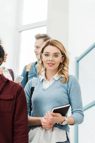 Pretty Student Glasögon Holding Bok Och Titta Kamera — Stockfoto