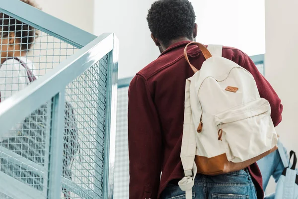 Обрізаний Вид Студентів Рюкзаками Сходах Університеті — стокове фото