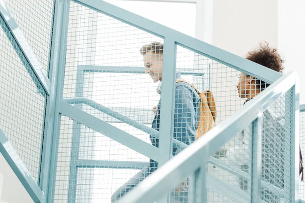 Zwei Multikulturelle Studenten Mit Rucksäcken Auf Der Treppe Der Universität — Stockfoto