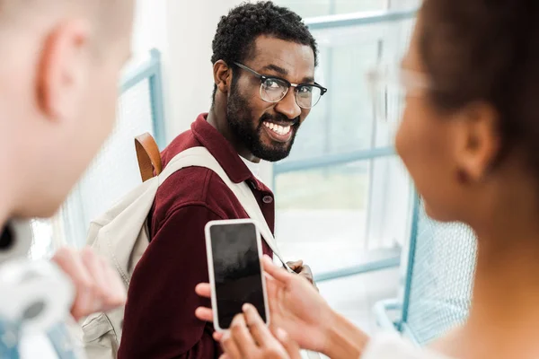 Uśmiechnięty African American Student Okularach Patrząc Kamerę Uśmiechem — Zdjęcie stockowe