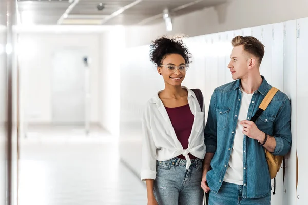 Dva Multietnické Studenty Stojící Chodbě Univerzitě — Stock fotografie