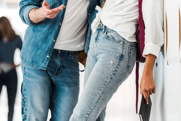 Gedeeltelijke Weergave Van Twee Studenten Jeans Staande Buurt Van Kluisjes — Stockfoto