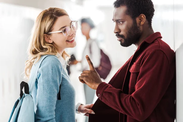 Dois Estudantes Multiculturais Olhando Para Outro Faculdade — Fotografia de Stock