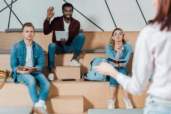 Estudiante Afroamericano Sonriente Con Tableta Digital Levantando Mano Sala Conferencias — Foto de Stock