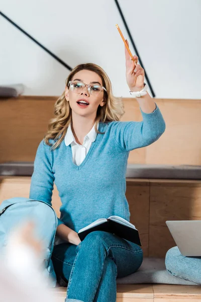 Charmig Elev Med Anteckningsbok Som Höjer Hand Föreläsningssalen — Stockfoto