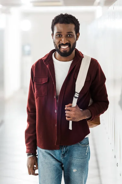 Africano Americano Estudiante Jeans Con Mochila Mirando Cámara Pasillo —  Fotos de Stock