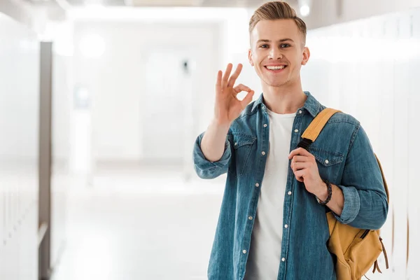 Student Med Ryggsäck Som Visar Okej Skylt Korridor Universitetet — Stockfoto