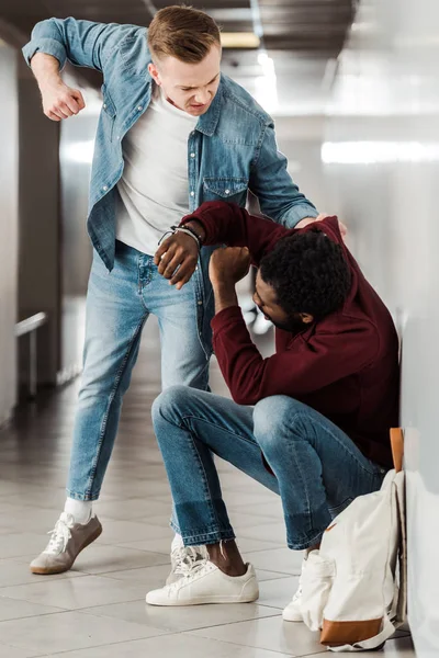 Dos Estudiantes Multiétnicos Peleando Pasillo Universidad — Foto de Stock