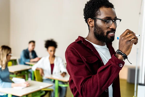 Sorrindo Estudante Afro Americano Óculos Escrevendo Flipchart — Fotografia de Stock